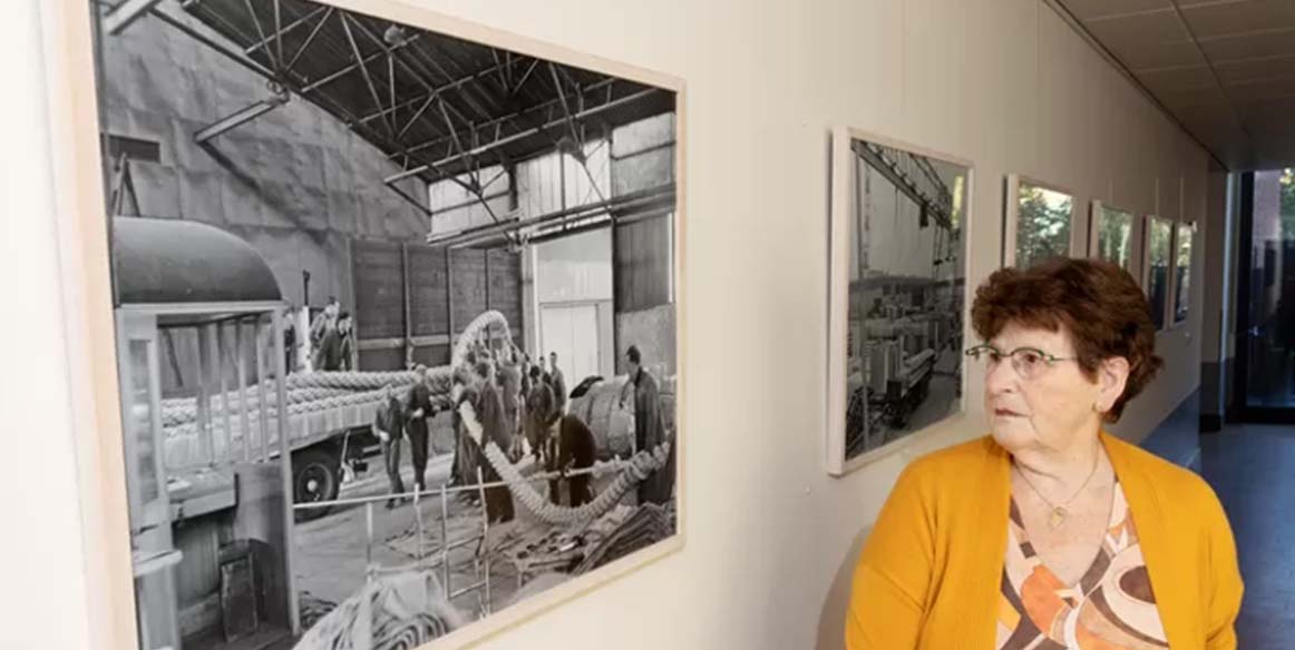 Sjaan bekijkt de foto van de Touwfabriek waar haar vader verongelukte. © Roel Dijkstra