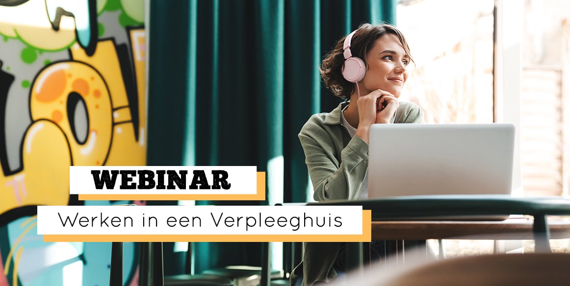 Vrouw doet mee aan de webinar van Careyn