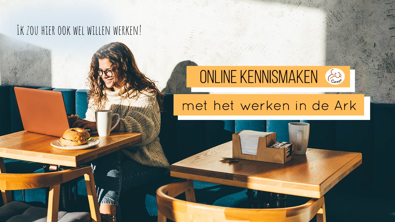 Meisje volgt de online kennismakingsessie over het werken in de Ark